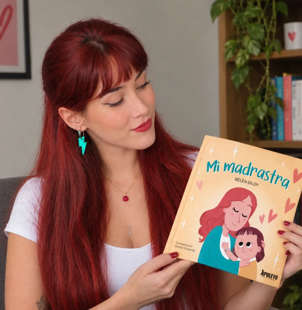 Belén Diloy sonríe mientras mira un ejemplar de Mi madrastra